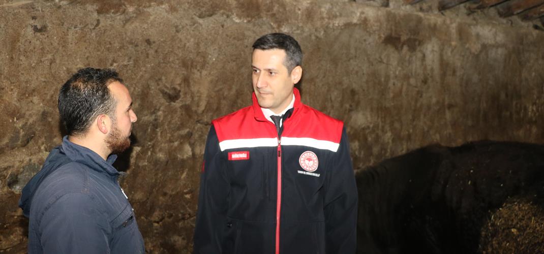 İL MÜDÜRÜMÜZ, UZMAN ELLER PROJESİNDEN YARARLANAN ÇİFTÇİMİZE ZİYARETTE BULUNDU